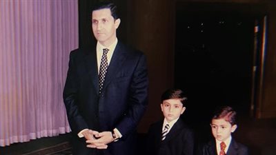 عمر علاء مبارك ينشر صورة جديدة بصحبة والده وأخيه الراحل