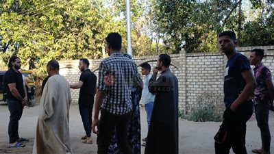 شهود عيان بالفيوم يروون لحظة مصرع عامل صعقًا بالكهرباء أثناء تأدية عمله: «فروة رأسه اتفتحت نصين وسقط جُثة هامدة»| فيديو