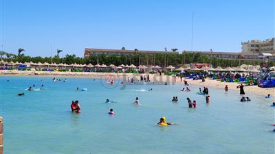 إقبال متوسط على الشواطئ العامة في الغردقة بالتزامن مع حركة رياح شديدة | صور