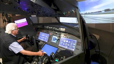 متقاعد أردني سافر حول العالم من خلال طيارة في قبو المنزل