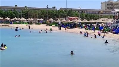 نسمات الشتاء هلت.. إقبال متوسط على الشواطئ العامة بالغردقة تزامنا مع حركة رياح شديدة