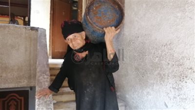 أم سعيد بائعة الأنابيب بطنطا تروي قصة كفاحها: نظري راح من الشغل ونفسي أرتاح | صور