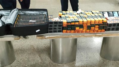 ضبط تهريب هواتف محمولة ومستلزمات شيش إلكترونية بمطار القاهرة الدولي