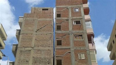 أهالي العقار المائل في الهرم يستغيثون: عاوزين حد يلحقنا عيالنا هتموت