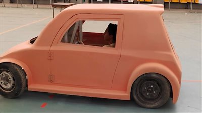 سيارة كهربائية خفيفة الوزن.. مشروع تخرج لطلاب كلية هندسة جامعة حلوان 