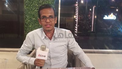 سواح وماشي في البلاد.. قصة كفاح محمود شكري من الصعيد لقاهرة المعز للمدح والإنشاد | فيديو