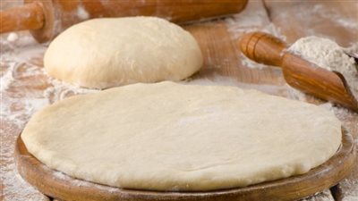 سهلة وبسطية.. طريقة عمل عجينة البيتزا في المنزل خطوة بخطوة
