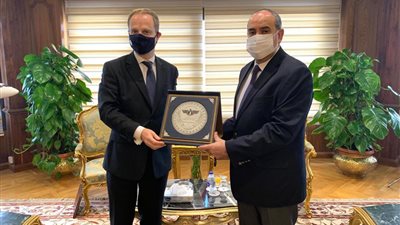 سفير المملكة المتحدة بمصر: والدي كان طيارًا رائعًا لذلك أردت التعرف على وزير الطيران المدني