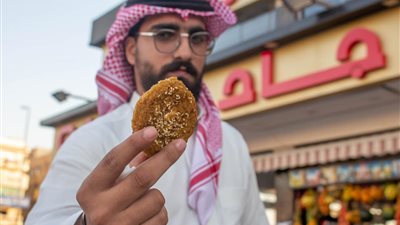 بالزي السعودي.. شاب مصري يحتفل باليوم الوطني للمملكة بطريقة مختلفة | صور