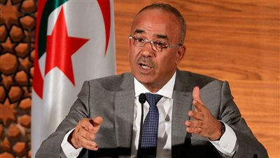 التحقيق مع رئيس الوزراء الجزائري الأسبق لـ اتهامه في قضايا فساد 