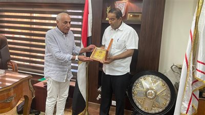 رئيس المدينة الليبي يهدي درع النادي لـ حسين لبيب