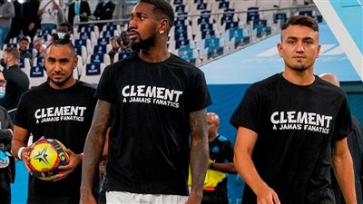 لقطة وفاء.. لاعبين مارسيليا تحيي ذكرى أحد مشجعين النادي في مباراة لانس