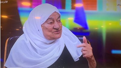 محافظ بورسعيد يستجيب لطلب سيدة تعمل لـ55 عامًا بإحدى المدارس ويهديها رحلة حج