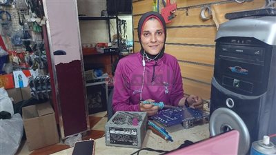بتلعب بالنار على البُورد...ميادة صنايعي إصلاح أدوات كهربائية ببورسعيد: بشتغل 12 ساعة في اليوم وبمارس الرياضة | صور وفيديو