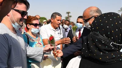 سائح روسي يتجول بالجلباب الصعيدي في معبد دندرة بقنا | صور