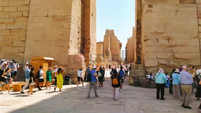 إقبال كبير للسائحين على معابد الكرنك بالتزامن مع اليوم العالمي للسياحة| فيديو