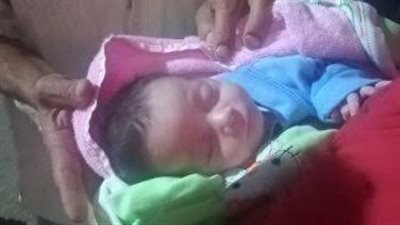 وجدوا معه رسالة مؤثرة.. تفاصيل العثور على رضيع أمام منزل في المنوفية 