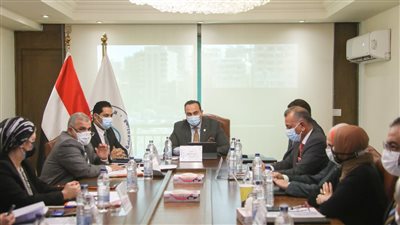 الصحة تقرر صرف مكافأة شهرا كاملا للعاملين في هذه المستشفيات.. تعرف عليها