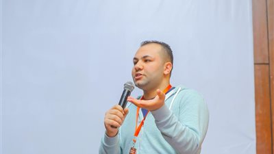 عمره 20 سنة وجملة غيرت مسار حياته.. حكاية شاب مصري تحدى الظروف ليصبح محاضرا دوليا │ صور