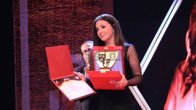 دنيا سمير غانم تبكي خلال تسلم تكريم والديها بـ القومي للمسرح: حبكم اللي صبّرنا | صور وفيديو