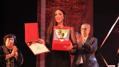 في أول ظهور لها بملابس الحداد.. انهيار دنيا سمير غانم خلال تسلمها جائزة تكريم والديها