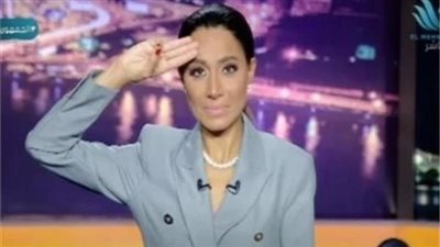 تحيا مصر.. بسمة وهبة تؤدي التحية العسكرية للرئيس السيسي على الهواء