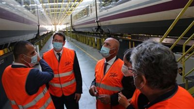 وزير النقل يجتمع مع الإدارة العليا لشركة تالجو الإسبانية ويتفقد مصنعها