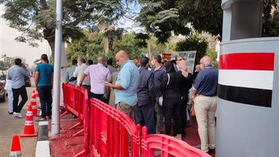 العشرات يحيون الذكرى الـ51 على رحيل جمال عبد الناصر أمام قبره | صور