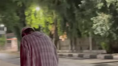 بعد وفاة نجله الوحيد.. عم مجدي يجوب شوارع القاهرة ويقرأ القرآن ليهب ثوابه له