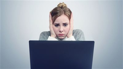 تصل إلى 5 سنوات.. قانوني يوضح عقوبة الابتزاز الإلكتروني