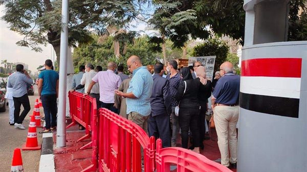 أمام ضريح جمال عبد