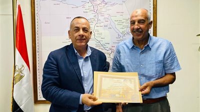 الأعلى للآثار يسلم مواطن عثر على لوحة أثرية مكافأة مالية شهادة تقدير