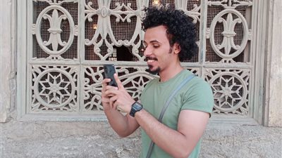 تشجيعًا للسياحة.. شاب يتجول في الأماكن السياحية ليعلم الشباب التصوير مجانًا | صور