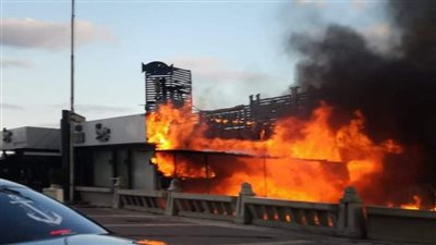 حريق يلتهم أحد المطاعم بكورنيش الإسكندرية | صور