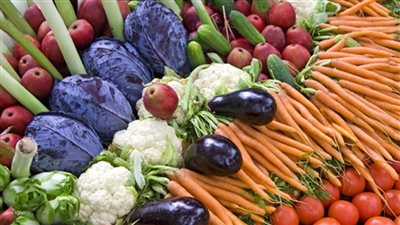 الطماطم بـ8 والجوافة بـ10 جنيهات.. استقرار في أسعار الخضراوات والفاكهة بالأسواق