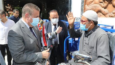 محافظ المنوفية يسلم تروسيكلات ومواد غذائية وحقائب مدرسية لحالات إنسانية | صور