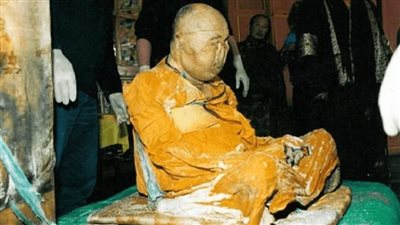 تحنيط ذاتي.. بشر حولوا أنفسهم إلى مومياوات