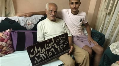 قصة كفاح عم مسعد.. 50 عامًا يتجول بدراجته لتصليح البوتجازات في الدقهلية