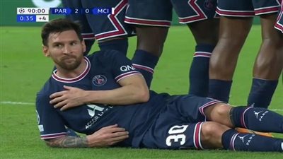 في لقطة مثيرة للجدل.. لماذا استلقى ميسي خلف الجدار الدفاعي لباريس سان جيرمان؟