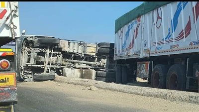 إصابة سائق إثر انقلاب سيارة نقل على طريق بورسعيد - دمياط │ صور