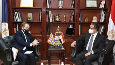 وزير السياحة يلتقي السفير البريطاني بالقاهرة لبحث سبل التعاون بين البلدين