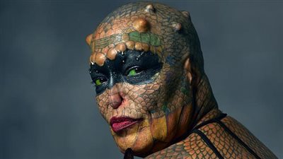 قطع أذنه وشق لسانه واستأصل عضوه الذكري.. أمريكي ينفق 83 ألف دولار ليتحول إلى تنين