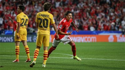 برشلونة يسقط أمام بنفيكا بـ ثلاثية في دوري أبطال أوروبا