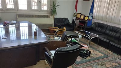 محامٍ يقتحم مكتب رئيس مدينة أبو حمص ويحطم محتوياته احتجاجًا على تنفيذ قرار إزالة | صور