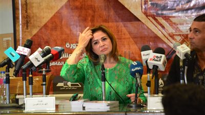 إلهام شاهين: أنا متمردة على المستوى الشخصي.. وعائلتي خدوني لطبيب نفسي في طفولتي