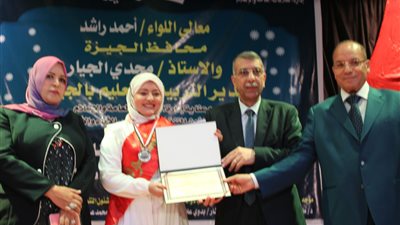 مدير تعليم الجيزة يكرم أوائل الثانوية العامة والدبلومات الفنية على مستوى المحافظة