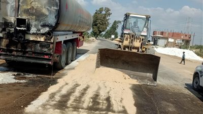 اشتعال تنك سيارة بمقطورة بمركز الرحمانية في البحيرة | صور