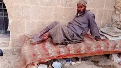 فيس بوك يُعيد مُسنًّا لأسرته بعد 30 عامًا من مزاحمة الموتى داخل مقابر المنيا | صور