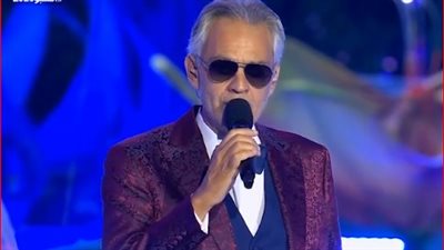 مغني الأوبرا الإيطالي أندريا أنجل بوتشيلي يشارك في إحياء حفل افتتاح إكسبو 2020