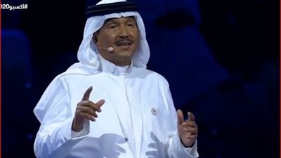 أعلام دول العالم تحيط بمحمد عبده وأنجيليك كيدجو خلال غنائهم على المسرح بحفل إكسبو 2020